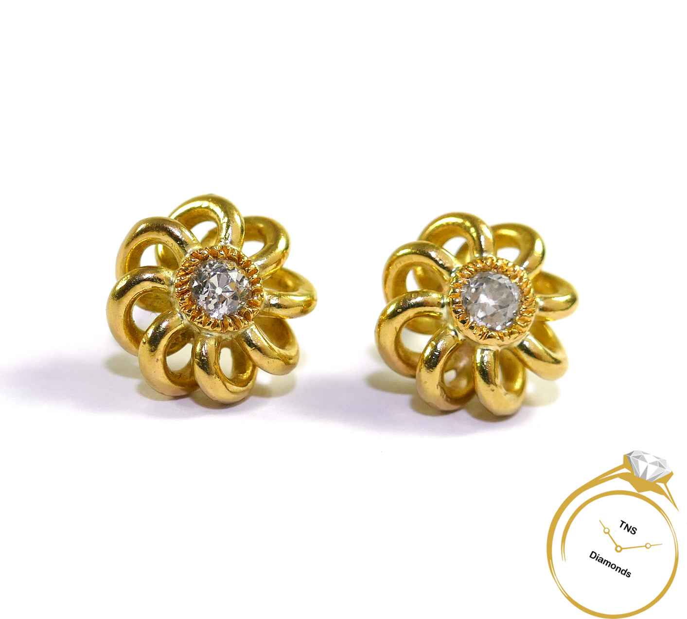 Buy quality 18Kt gold flower design earring dj-e022 in Vadodara