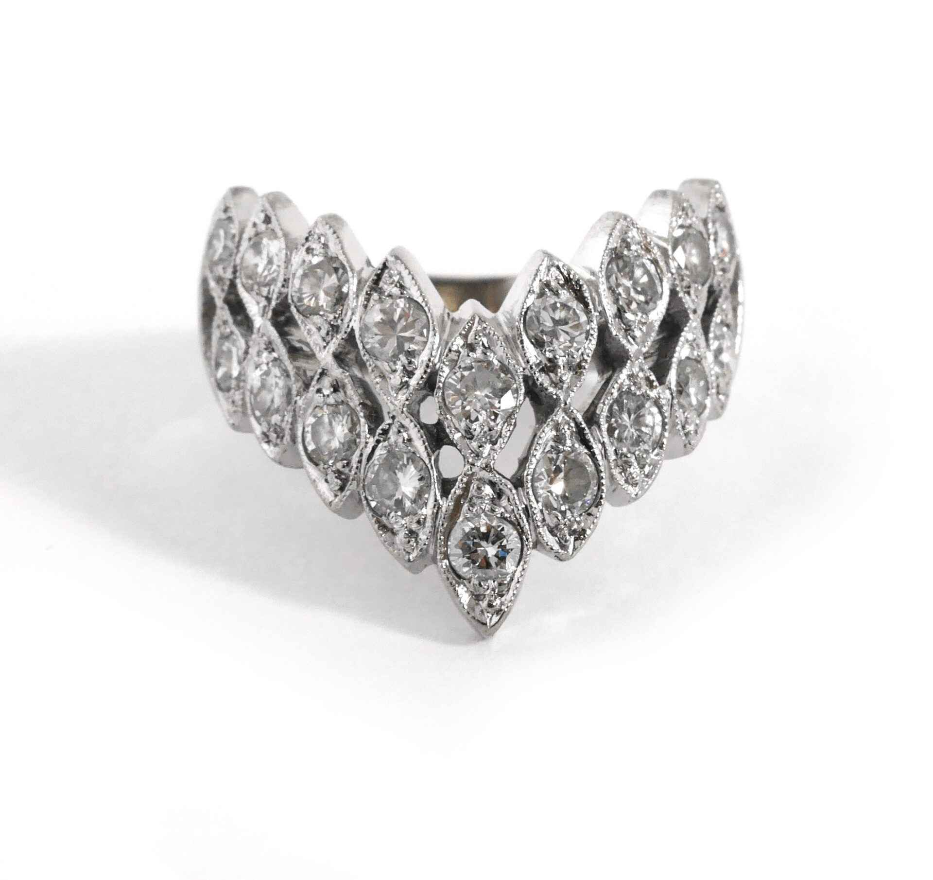 Anillo en forma de V de oro blanco de 14 k con diamantes redondos para mujer