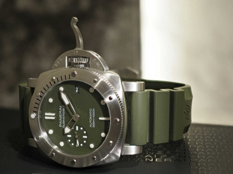 pam01697 Panerai Submersible, green dial, green rubber strap close up