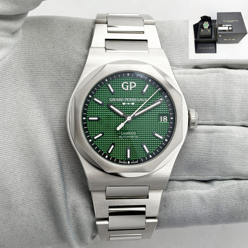 Unworn 2026 Girard Perregaux Laureato 81010-11-3153-1CM 42MM Green Steel B/p